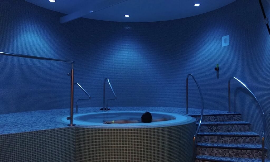 Luxurious spa experience in Kensington with a swimming pool, sauna, steam room, and Jacuzzi