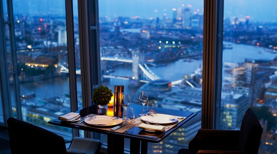 TĪNG Restaurant – Coffee with a Skyline View A luxurious dining setting at TĪNG Restaurant in The Shard, showcasing stunning views of London’s skyline