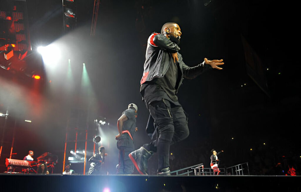Usher live on stage at The O2 Arena, performing his top R&B hits during the UK tour 2025. Stay updated on HousetoMotive Usher performing live at The O2 Arena in London during his UK tour 2025, thrilling fans with his biggest R&B hits and amazing stage energy