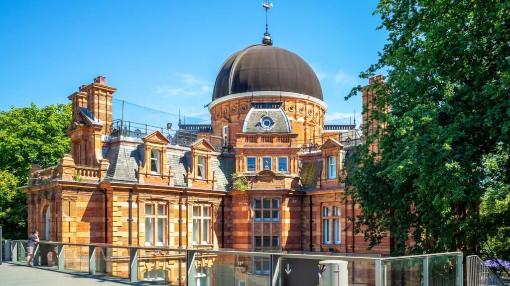 Greenwich Observatory – Best Places to Visit in London | HouseToMotive The Royal Observatory Greenwich with stunning city views – A famous place to visit in London.